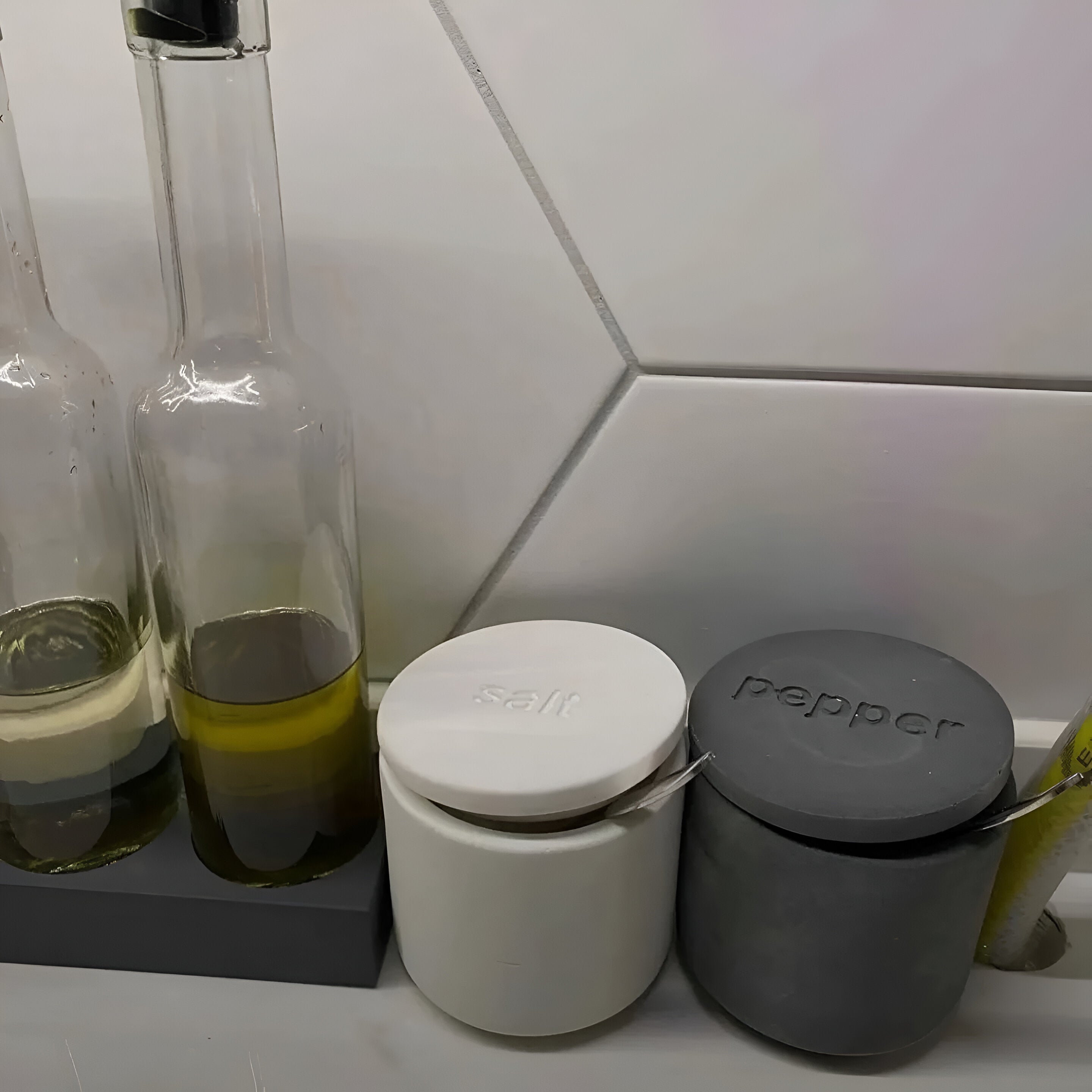 Dekorux - Minimalist Salt & Pepper Set